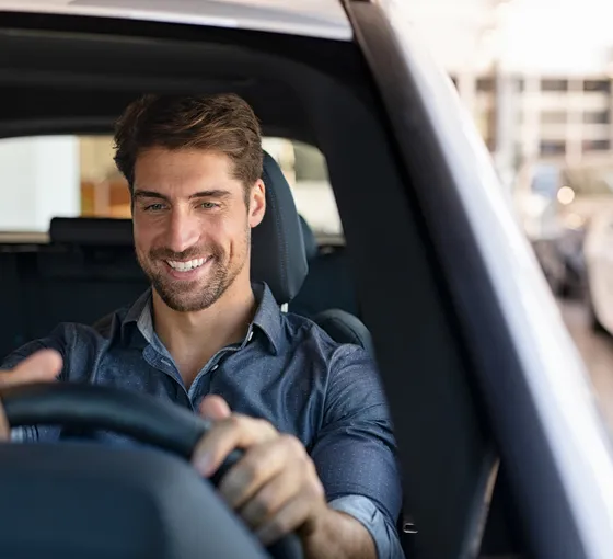 Motorista ao volante