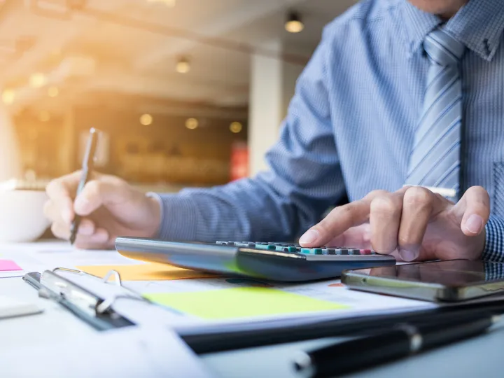 Mesa com planilha e calculadora, planejamento financeiro
