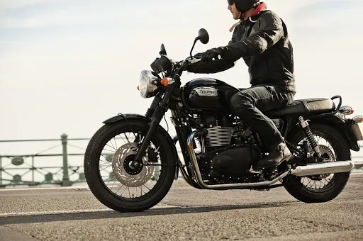 Motociclista na estrada