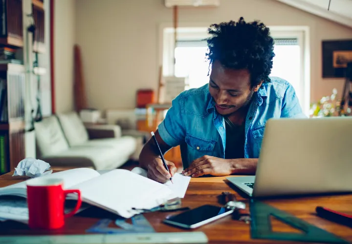 Colaborador trabalhando em casa