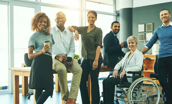 Colaboradores em ambiente de trabalho